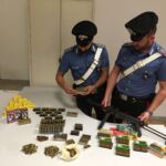 Il mitra e le munizioni sequestrate dai Carabinieri della Compagnia Eur (1)