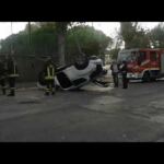 Acilia, violento incidente. Auto si ribalta (VIDEO + FOTO)