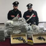 PROVINCIALE – 281 kg di droga e le 2 pistole sequestrate dai Carabinieri (4)