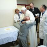 Papa:arrivato in papamobile a Casa Sollievo della Sofferenza