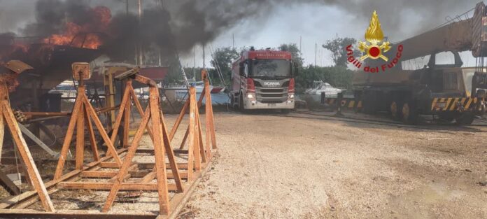 Incendio cantiere navale via delle Orcadi